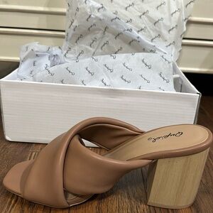 BNIB. Qupid Della block heel shoes. Size 7